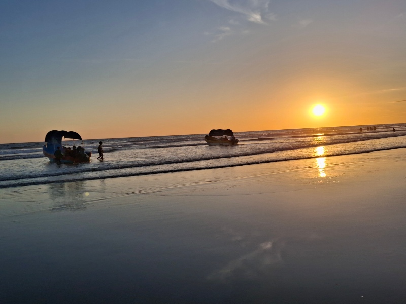 Playa Las Tunas, en Conchagua, se caracteriza por su arena negra y su paisaje rocoso frente al océano Pacífico.