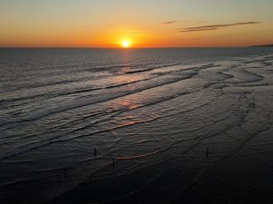 Playa Las Tunas, en Conchagua, se caracteriza por su arena negra y su paisaje rocoso frente al océano Pacífico. / Foto elsalvador.com