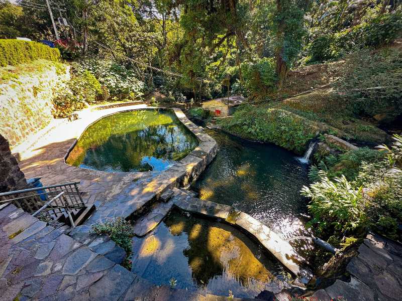 El Centro Turístico Atzumpa se ubica en Concepción de Ataco, en la Ruta de las Flores.