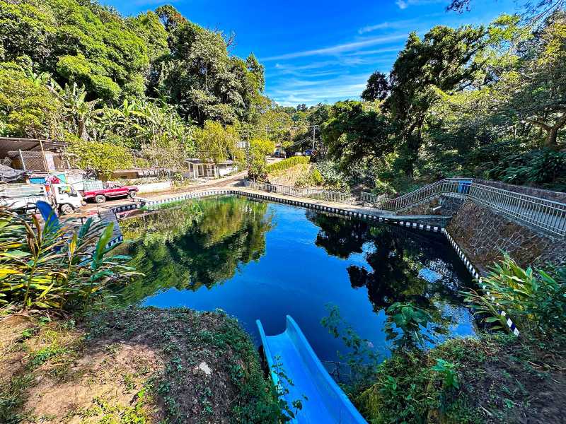 Atzumpa ofrece cascadas, nacimientos de agua y áreas de senderos en la Ruta de las Flores.