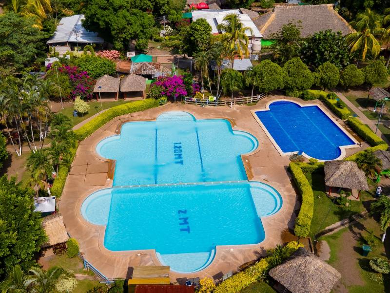 El Jícaro cuenta con piscina semiolímpica y piscinas infantiles.