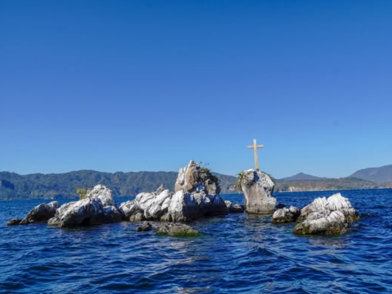 El lago de Ilopango se ubica entre los departamentos de San Salvador, Cuscatlán y La Paz.