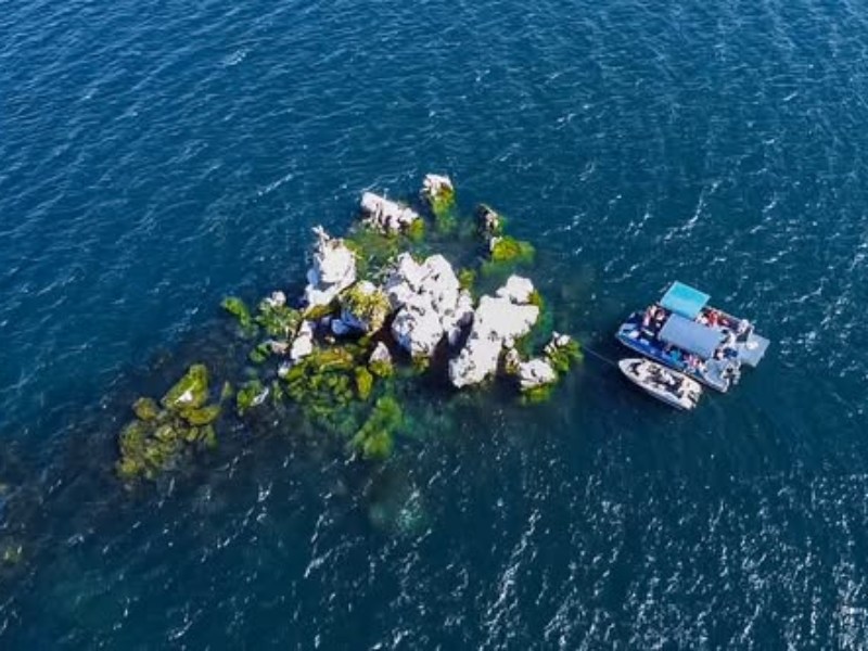 Las Islas Quemadas forman parte de los paisajes naturales que destacan dentro del lago de Ilopango.