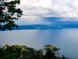 El lago de Ilopango es el lago más grande de El Salvador y destaca por su origen volcánico y sus paisajes naturales.