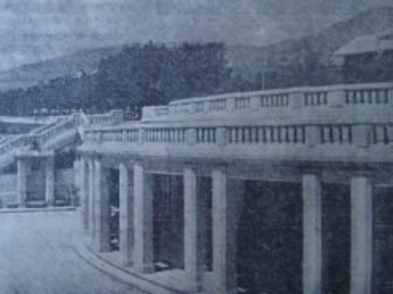 Recorte de periódico, sin fecha ni procedencia, en la que se aprecian las escalinatas de acceso al gran salón del parque Cuscatlán, sitio ahora ocupado por la Sala Nacional de Exposiciones “Salarrué”.