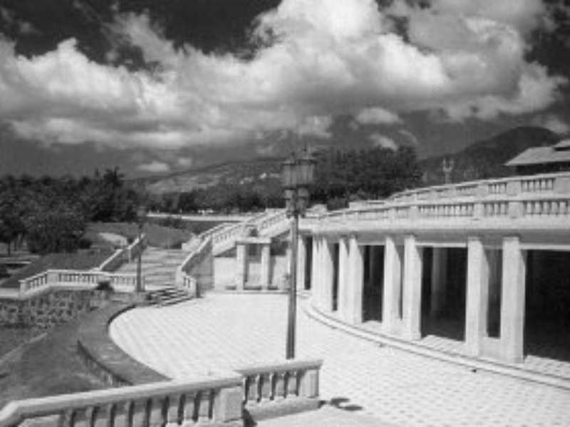En 1935, al sur del Hospital Rosales comenzó a tomar forma un nuevo proyecto constructivo. Al principio se habló de que sería la sede del nuevo Jardín Botánico, pero pronto esa idea fue descartada, al saberse que el trazado y desarrollo constructivo le habían sido encomendados a la Junta de Fomento de San Salvador.