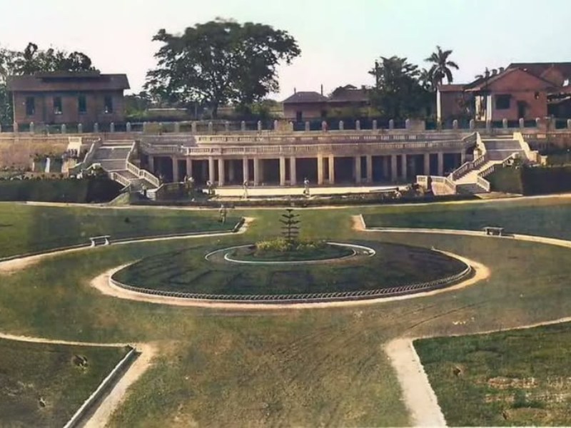 Su nombre honra al legendario pueblo pipil de Cuscatlán, como homenaje a las raíces indígenas del país.