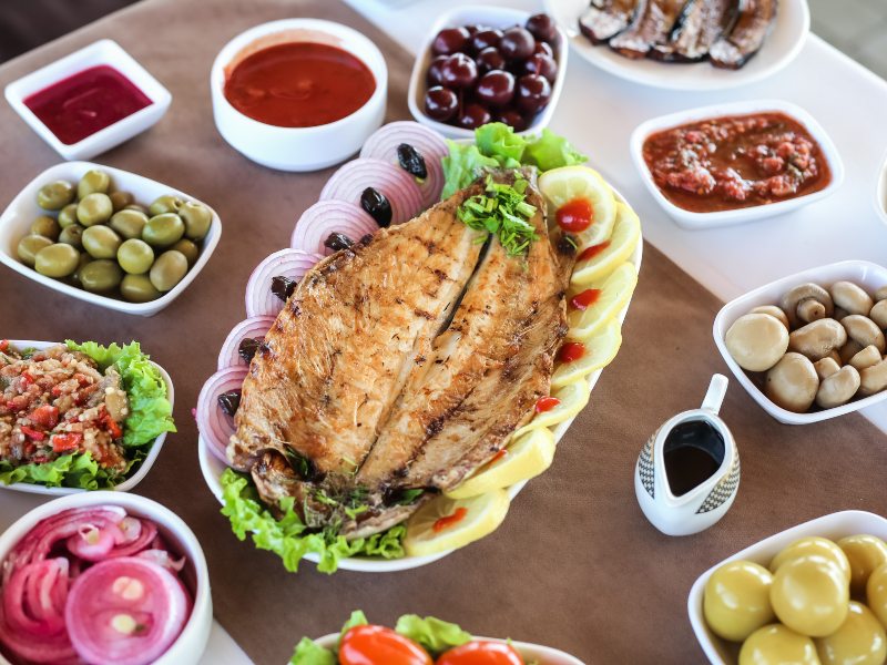 Platillos elaborados con pescado son el principal atractivo del Festival del Pescado en San Emigdio, La Paz.