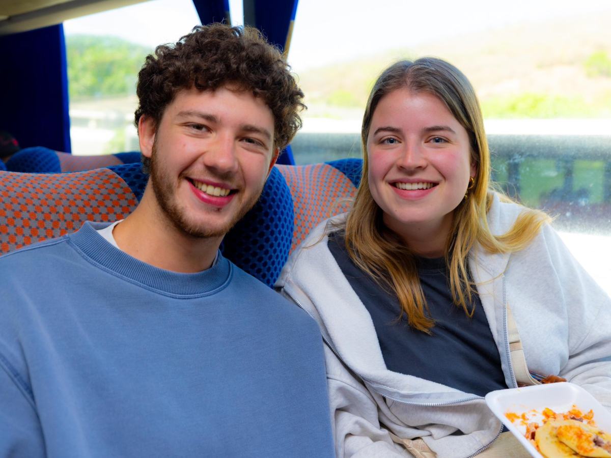 Turistas internacionales ingresan a El Salvador por la frontera Las Chinamas durante el inicio de Semana Santa 2026.