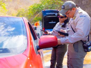 Flujo de turistas internacionales aumenta en fronteras terrestres de El Salvador en temporada vacacional.