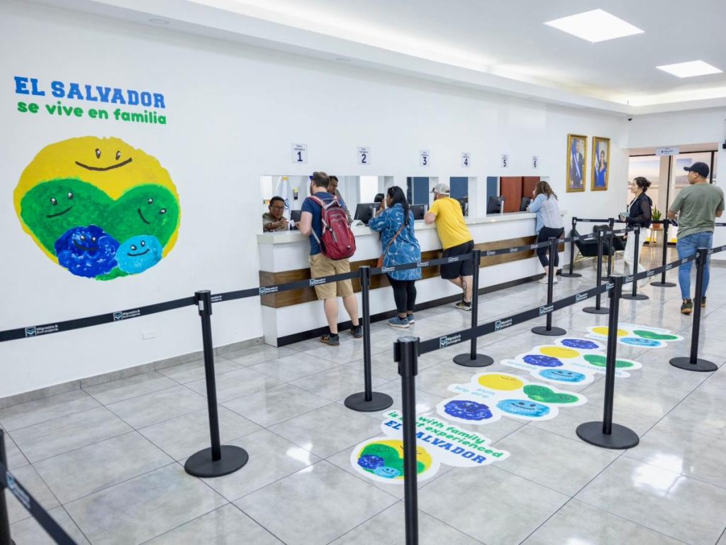 Ingreso de viajeros internacionales refleja el crecimiento del turismo en El Salvador.