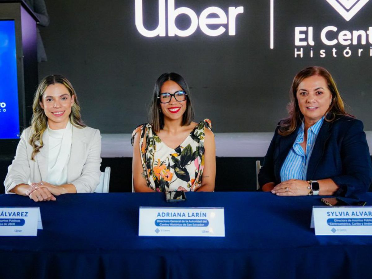 La Autoridad del Centro Histórico y Uber habilitaron cinco puntos estratégicos para ordenar el tráfico y facilitar el acceso de visitantes en San Salvador.