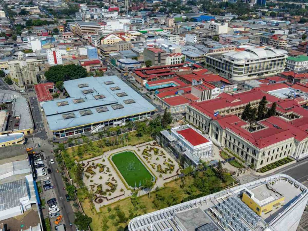 Autoridades y representantes de Uber durante la firma del acuerdo para implementar puntos de abordaje en el Centro Histórico capitalino.