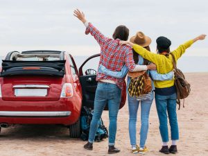 Las calles se transforman en escenarios de fe durante la Semana Santa, donde cada alfombra y procesión refleja siglos de tradición viva.