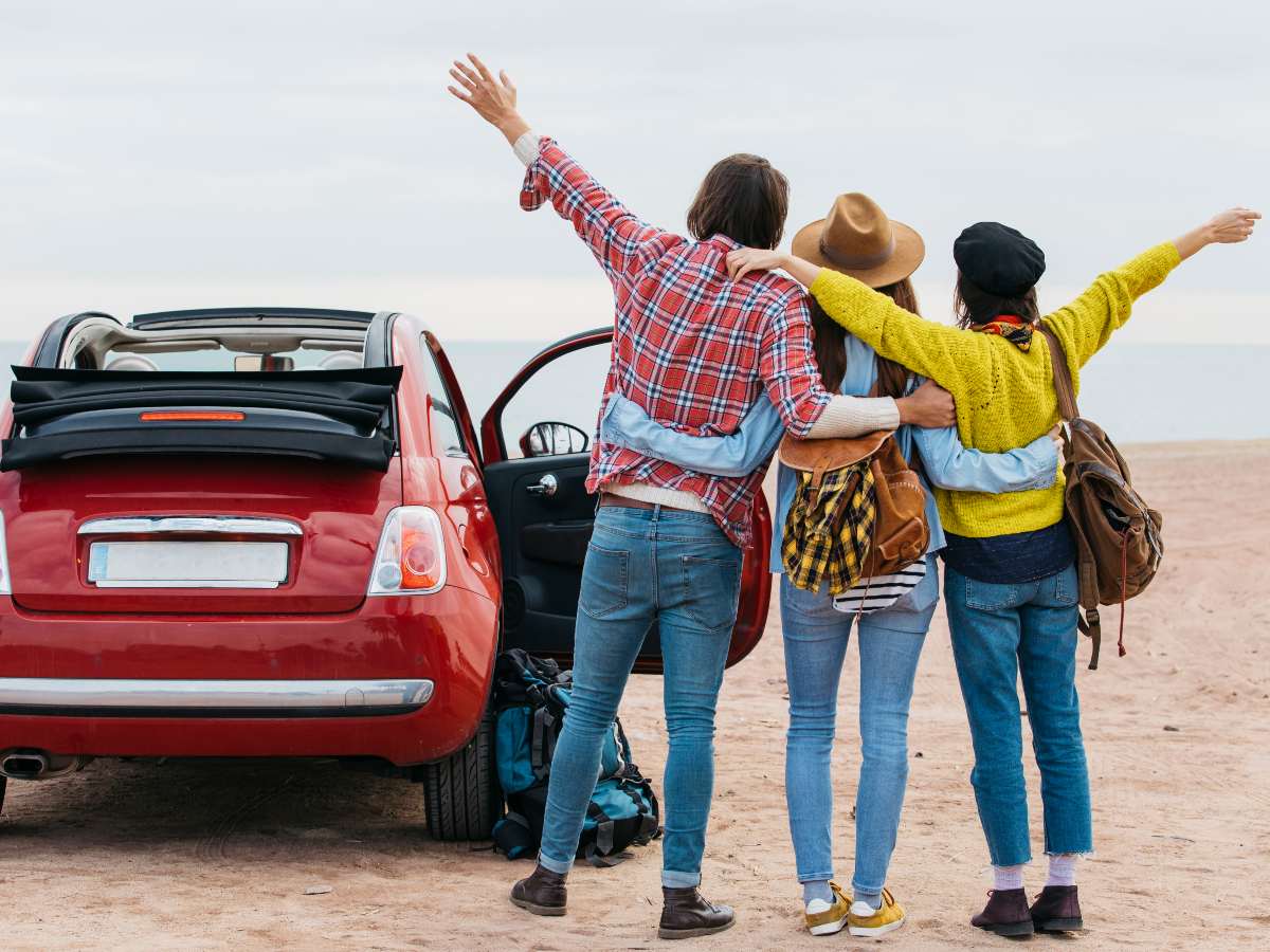 Las calles se transforman en escenarios de fe durante la Semana Santa, donde cada alfombra y procesión refleja siglos de tradición viva.