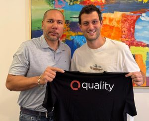 Yamil Bukele, presidente de la FESFUT, con la empresa de video arbitral Quality. Foto X Selecta