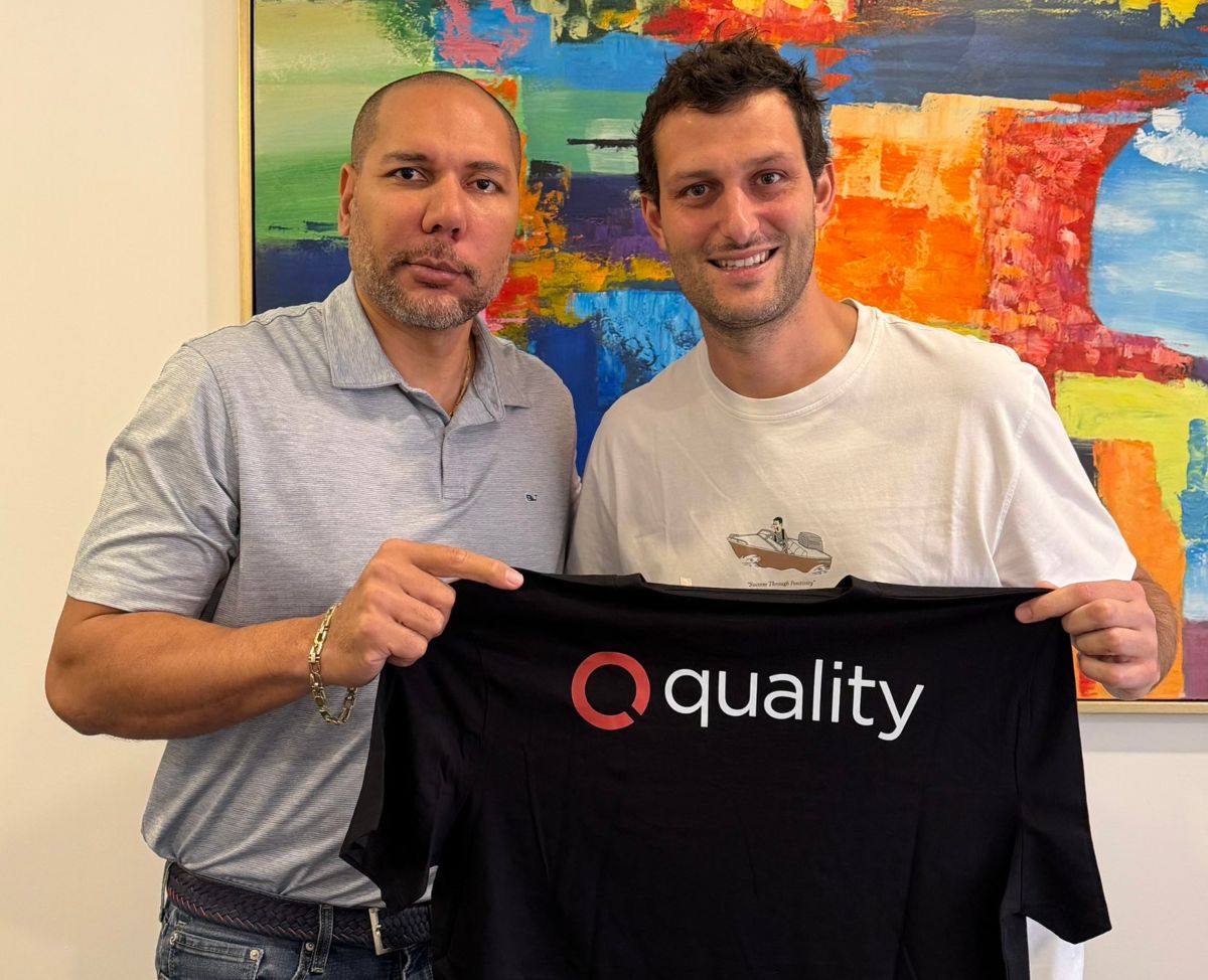 Yamil Bukele, presidente de la FESFUT, con la empresa de video arbitral Quality. Foto X Selecta