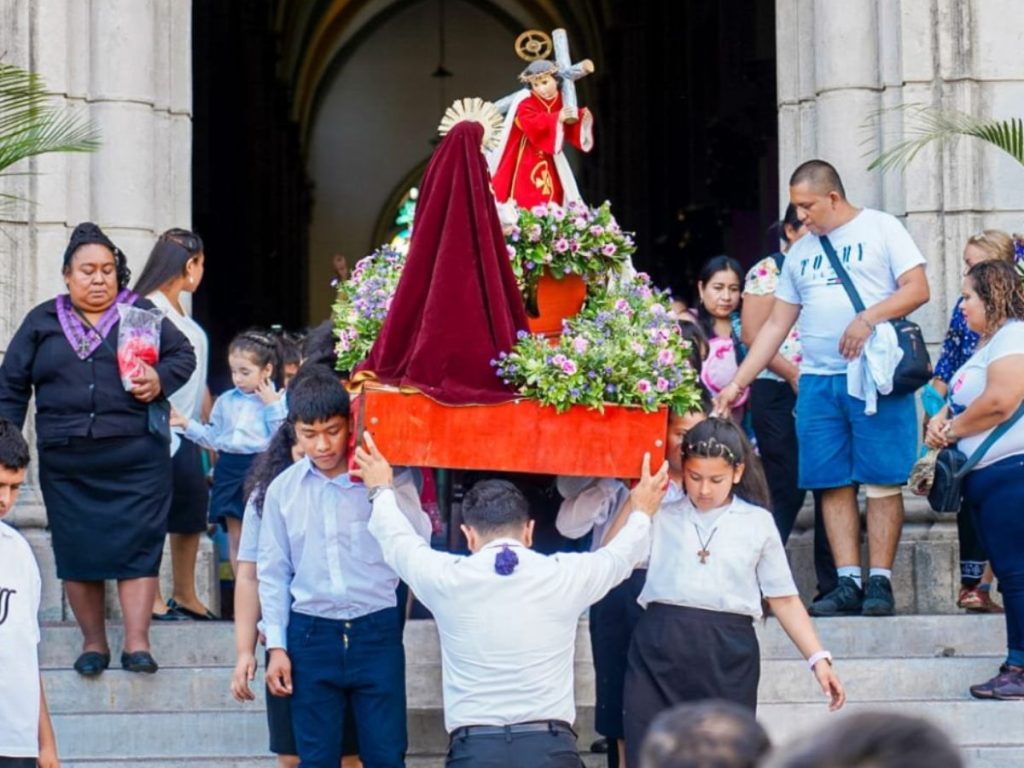 Niños y niñas guían la procesión del viacrucis infantil durante la Semana Santa. Fotografía/ Parroquia El Calvario