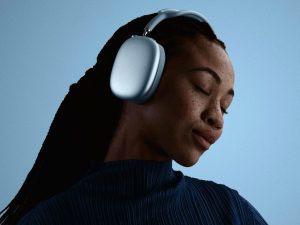 Fotografía difundida este lunes por Apple que muestra a una persona usando los auriculares AirPods Max 2. EFE/ Apple