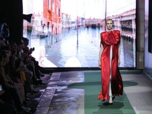 Modelos presentan nuevas colecciones durante la Semana de la Moda femenina de París, uno de los eventos clave del calendario internacional de la moda.