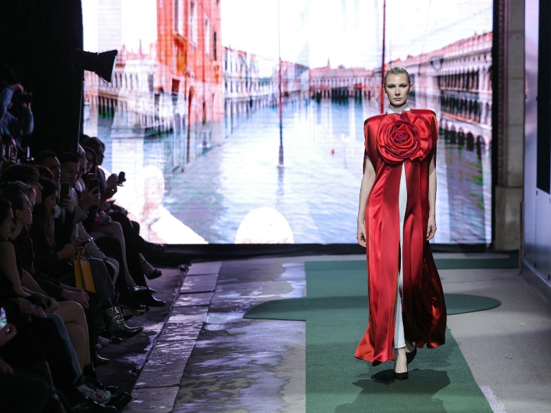 Modelos presentan nuevas colecciones durante la Semana de la Moda femenina de París, uno de los eventos clave del calendario internacional de la moda.