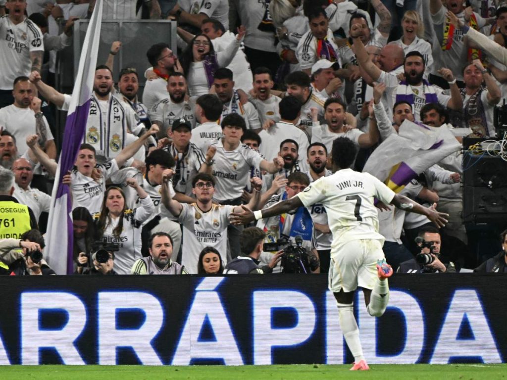 Vinicius celebrando la victoria del Real Madrid ante el Atlético de Madrid. Foto AFP