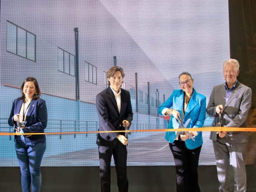 La empresa alemana ZF Lifetec inició la producción de bolsas de aire en El Salvador como parte de su expansión industrial.