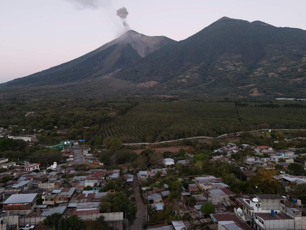 Vista aérea del volcán Fuego en erupción, captada desde Alotenango, Sacatepéquez, el 1 de marzo de 2026. Autoridades mantienen alerta naranja por actividad explosiva. 
