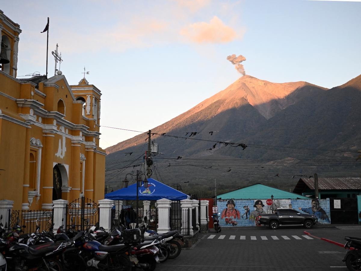 El volcán Fuego en erupción, visto desde Alotenango, Sacatepéquez, el 1 de marzo de 2026. Autoridades declararon alerta naranja por actividad explosiva.