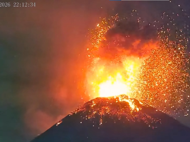 Explosiones del volcán de Fuego generan retumbos y vibraciones en viviendas cercanas.