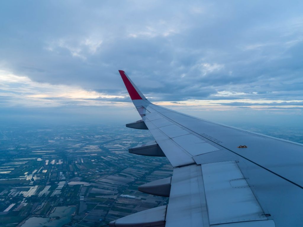 La crisis energética global impacta al sector aéreo, con menos rutas y boletos más caros para los viajeros.