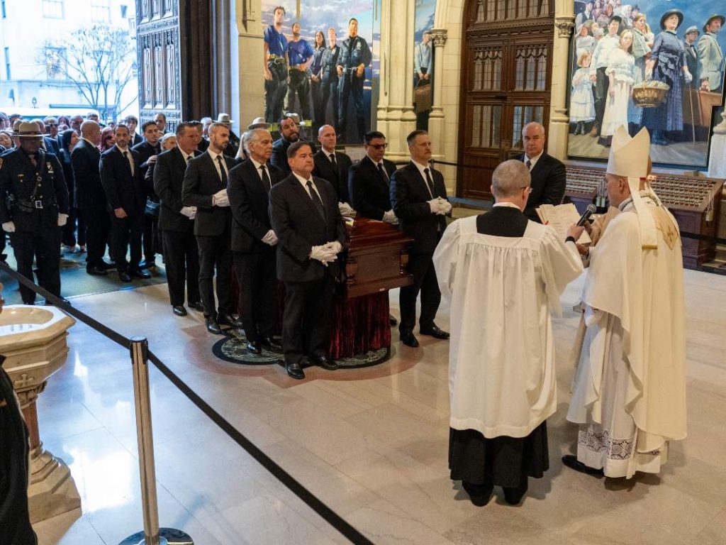 ersonas asisten a una misa pública del fallecido cantante Willie Colón este lunes, en la Catedral de San Patricio en Nueva York (Estados Unidos). EFE