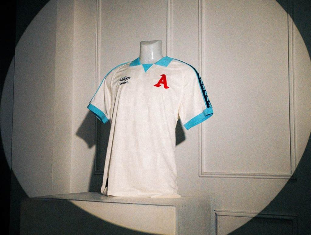 El diseño incluye en la espalda un recorrido de camisetas entre 2018 y 2026, como parte de su edición conmemorativa.