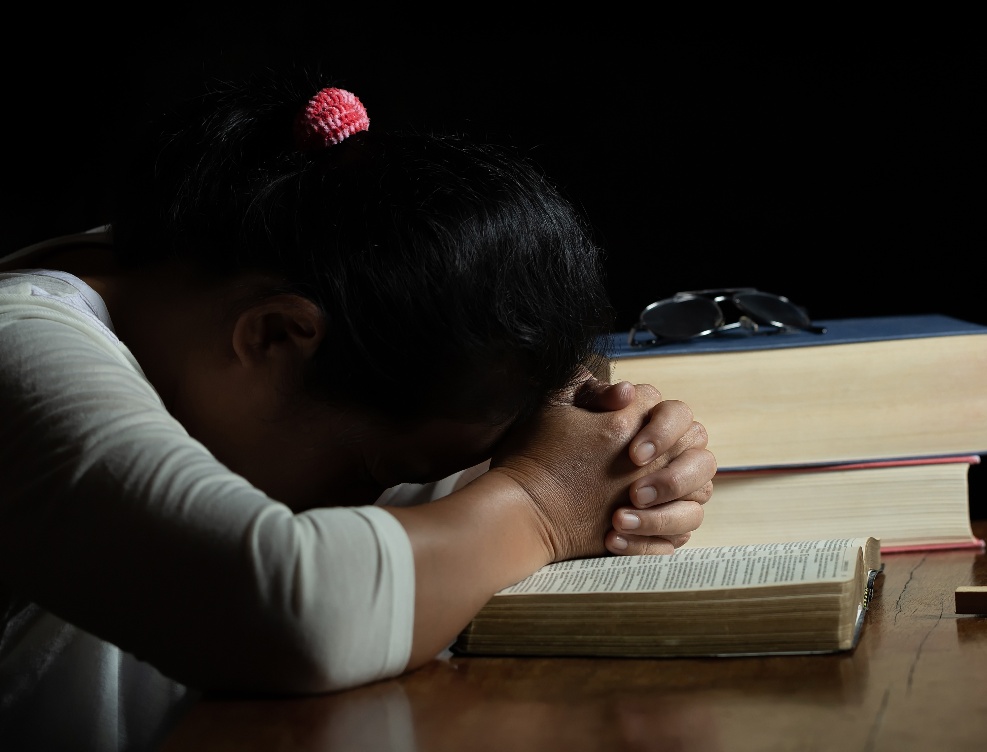La brecha de género en alfabetización se mantiene, con más mujeres que hombres sin saber leer ni escribir. Foto Freepik