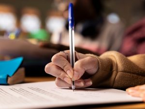 Analfabetismo baja en El Salvador, pero persiste brecha entre mujeres y hombres