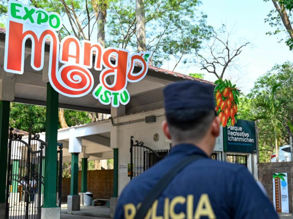 Asistentes degustan bebidas y postres elaborados con mango en un ambiente familiar.