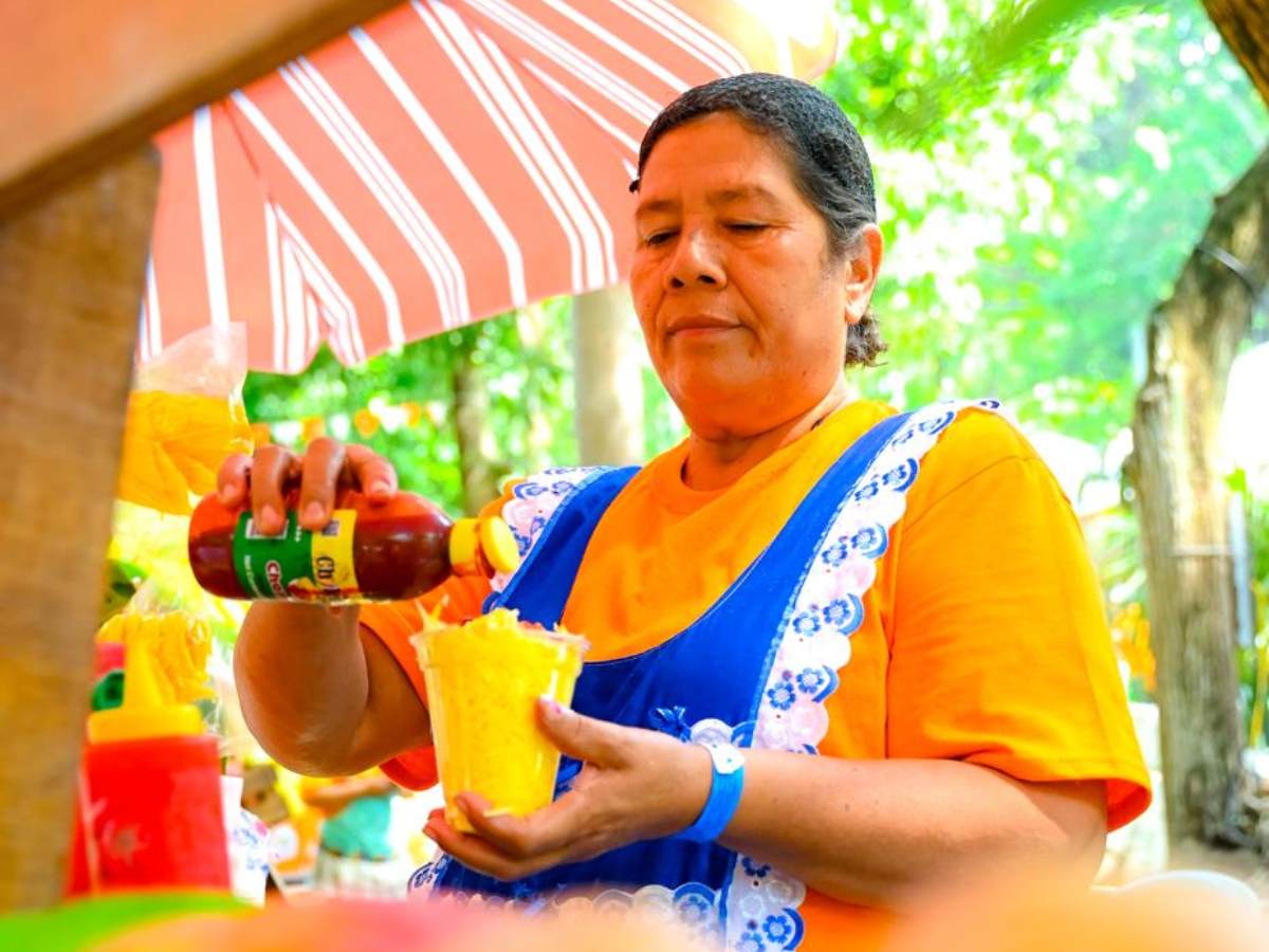 Visitantes disfrutan de productos a base de mango en la Expo Mango 2026, en Ichanmichen.