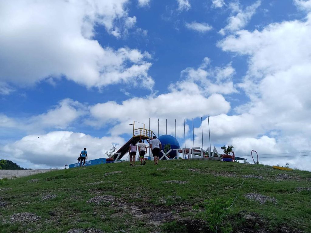 Turistas recorren senderos naturales en una de las zonas consideradas extremas en Morazán.