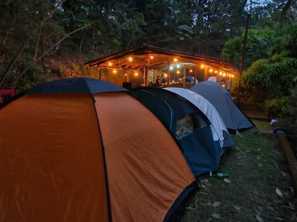 El camping es una de las actividades más buscadas por quienes visitan el Bailadero del Diablo.
