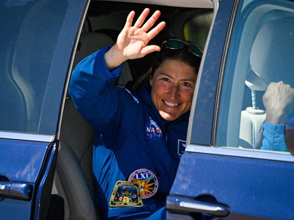 Christina Koch saluda antes del lanzamiento de Artemis II en Florida, en los preparativos del primer sobrevuelo lunar tripulado del programa Artemis.
