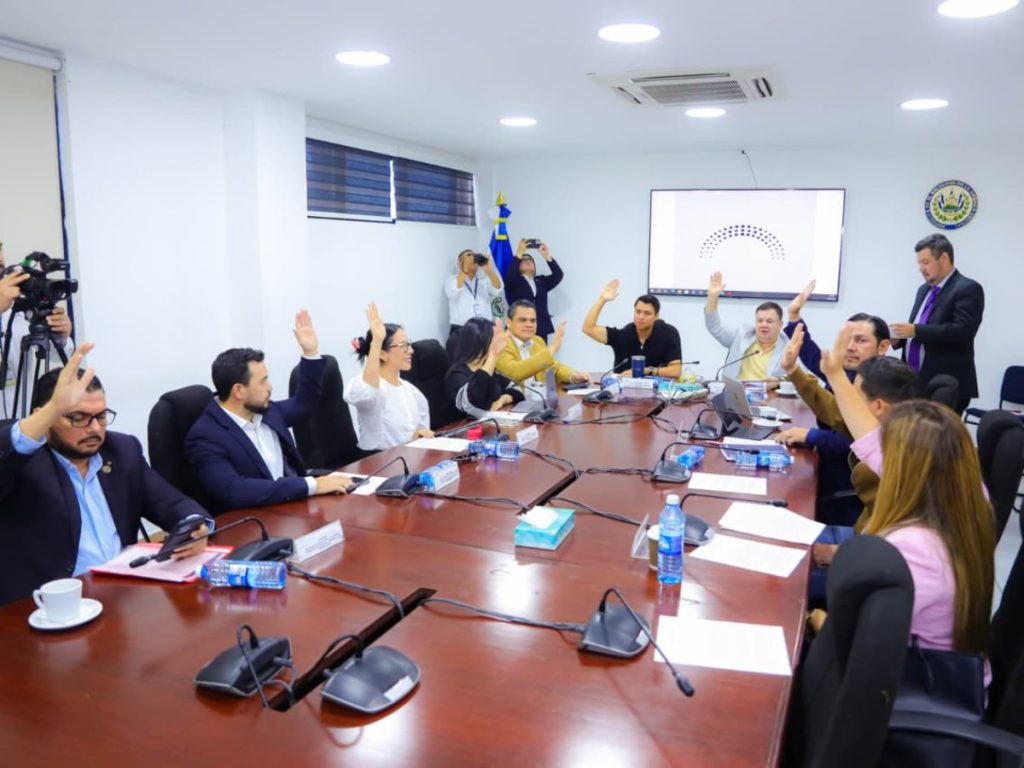 La Comisión de Hacienda emitió un dictamen favorable para un préstamo de $23.7 millones destinado a instalar iluminación LED en carreteras de El Salvador. Cortesía de la Asablea Legislativa
