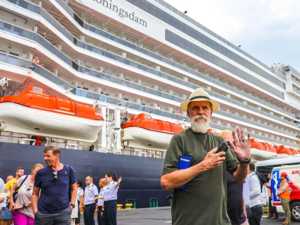 Los turistas fueron recibidos con danzas tradicionales salvadoreñas antes de iniciar sus recorridos.
