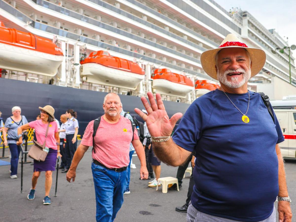 Crucero Koningsdam llega a Acajutla con más de 2,000 turistas, recibidos al ritmo de “Adentro Cojutepeque”