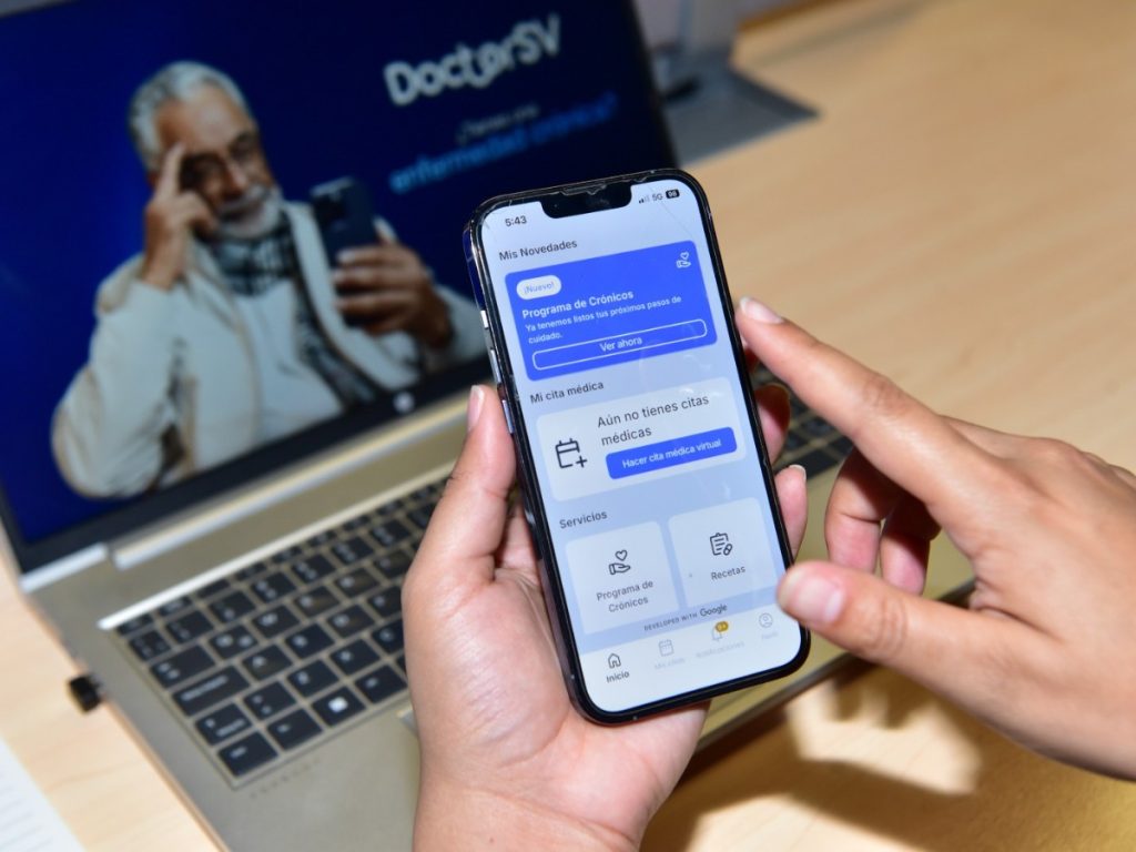 La app permite completar cuestionarios de salud, recibir recordatorios de tratamiento y facilitar consultas con médicos que ya cuentan con información previa del paciente. elsalvador.com