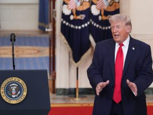 Trump gesticula tras un discurso desde la Casa Blanca, donde defendió ataques contra Irán y aseguró que EE.UU. está cerca de la victoria en el conflicto.