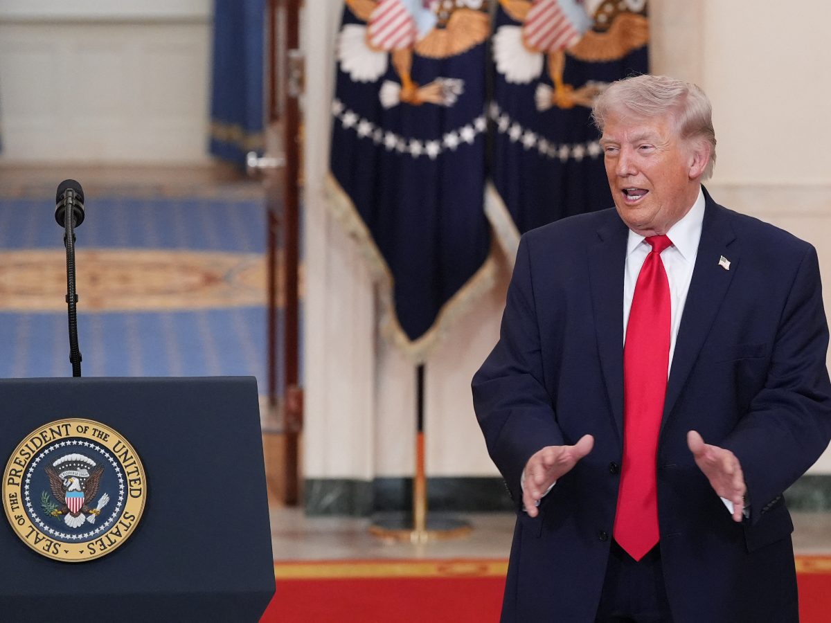 Trump gesticula tras un discurso desde la Casa Blanca, donde defendió ataques contra Irán y aseguró que EE.UU. está cerca de la victoria en el conflicto.