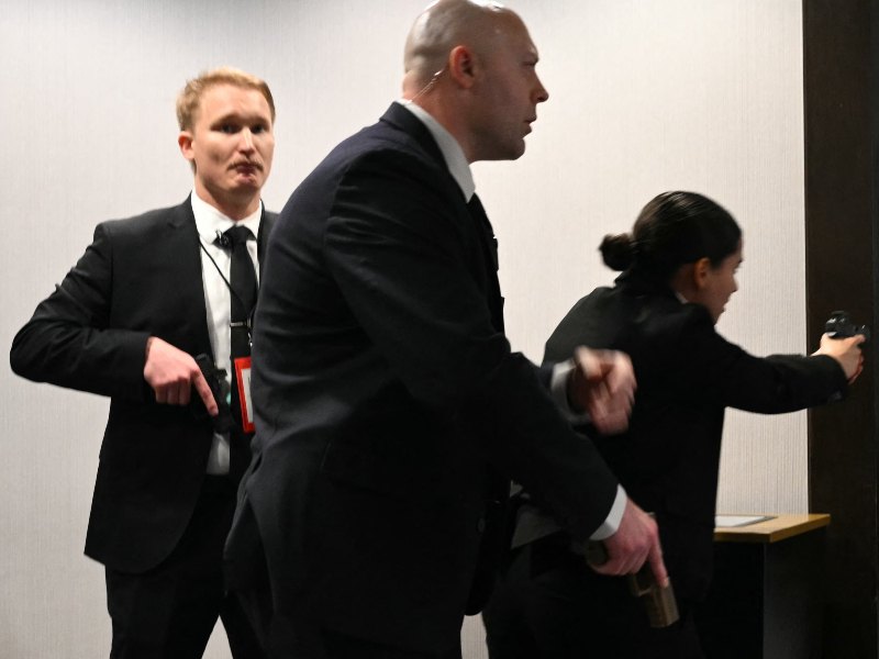 Agentes del Servicio Secreto intervienen para retirar a Trump en medio del evento con periodistas.