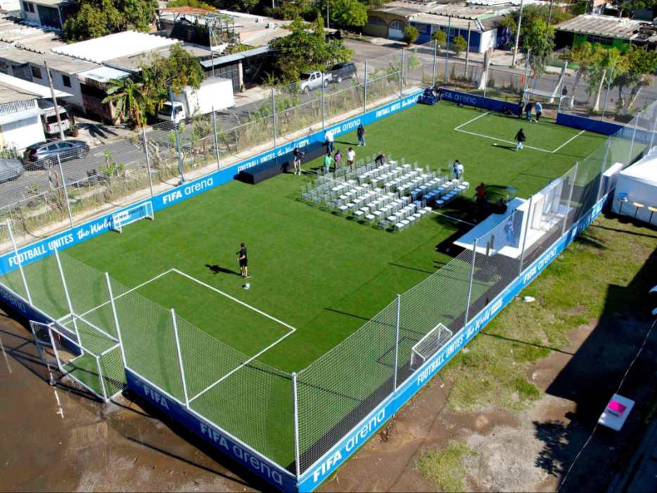 La primera mini cancha FIFA Arena ya es una realidad en un centro educativo salvadoreño.