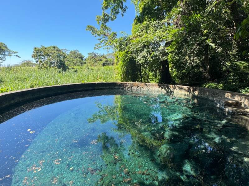 La Olla de Caluco, una piscina de agua termal rodeada de bosque virgen, forma parte del recorrido.
