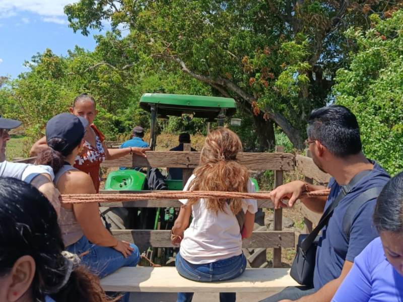 Los paseos en tractor son uno de los principales atractivos de esta finca en Sonsonate.